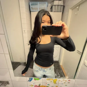 Svart långärmad topp - Köpte på hm men har inte kommit till användning, super mycsigt material 🥰 säljer även en likadan i vit!