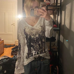 Cool tröja❤️ - Cool tröja med vingar på armarna❤️jag bild sertchade tröjan och den är ifrån ett märke som heter asphalt angel ❤️och ny pris på den är 200kr❤️