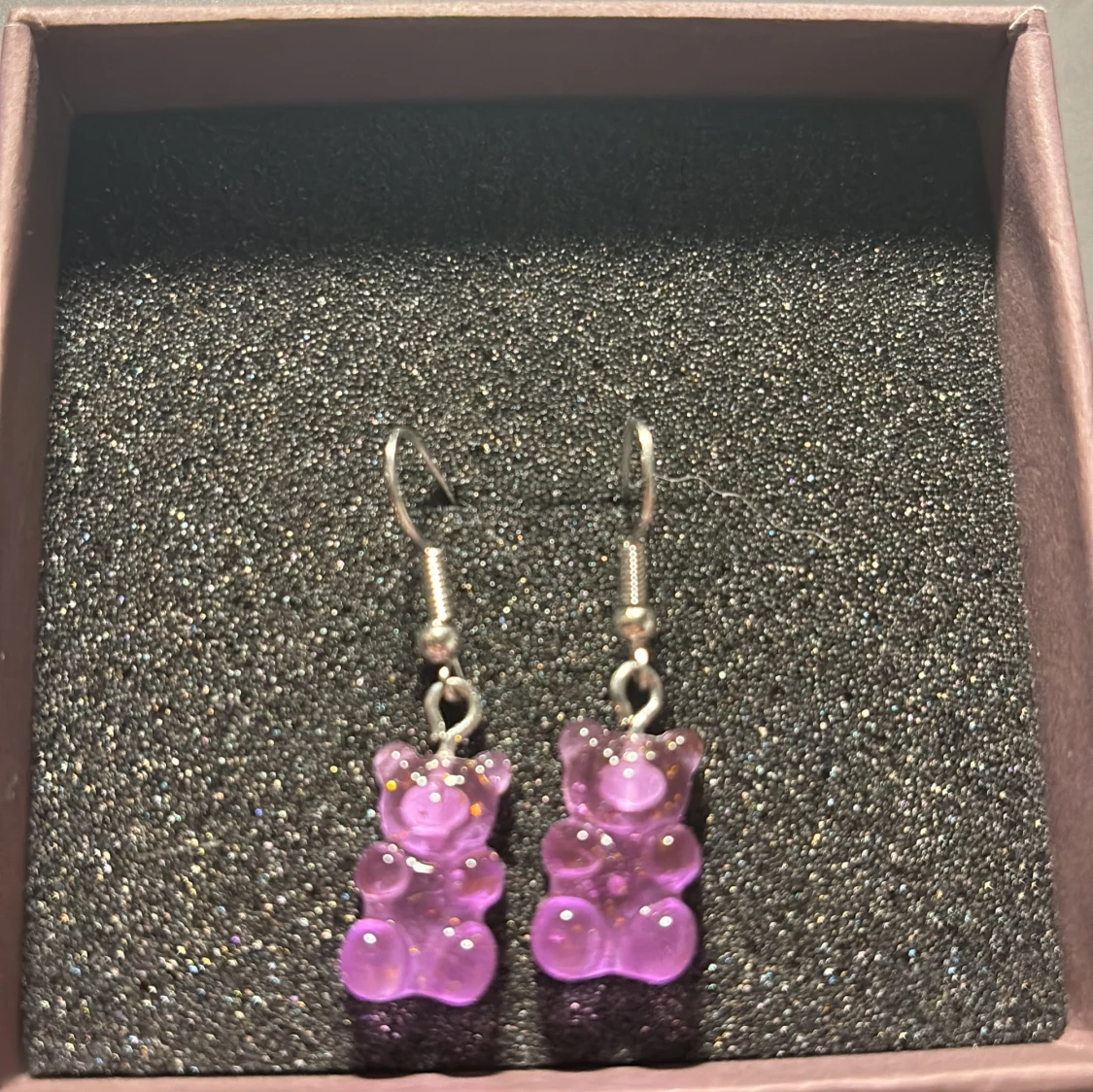 Lila örhängen med nallebjörnsdesign