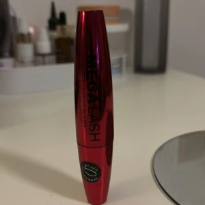 Mega lash mascara - Bra mascara, mycket kvar, säljer pga alärgisk mot denna