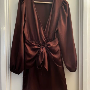 Klänning  - Säljer denna fina klänning köpt i storlek 36/S från ginatricot i väldigt bra skick, använd endast två gånger.