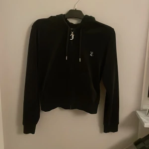 Juciy kofta - Säljer en svart juciy kofta i super bra skick💕