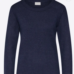 Stickad tröja - Mörk blå stickad tröja från vila💗ny pris 330kr säljer för 150kr