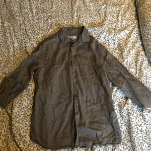 Dressmann skjorta - Köpte denna skjorta i present, då den inte riktigt var min i rätt storlek så är den endast testad  Då jag varken har kvitto eller prislapp på så har jag inte kunnat lämna tillbaka den. Därför försöker jag här istället   Nypris 499kr