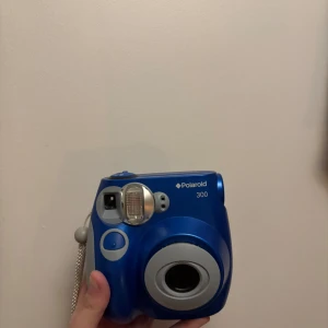 Polaroidkamera - Blå Polaroidkamera, endast tagit 10 bilder med den. Därav mycket bra skick.