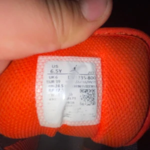 Jordan 1s lows - orange - Bra skick lite skråmor här o där men inget märkvärdigt. Jätte fint skick om man städar dom fint och jätte bekväma👍