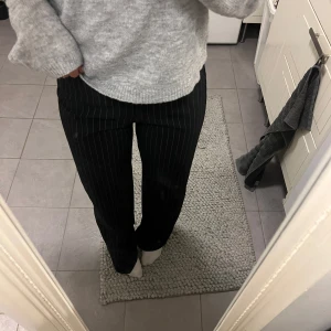 Randiga kostymbyxor - Kostymbyxor köpta på zalando från bershka, säljer då de inte kommer till användning.