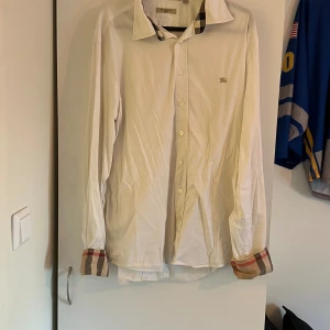 burberry skjorta - burberry skjorta bra skick liten fläck back men man ser den knapt