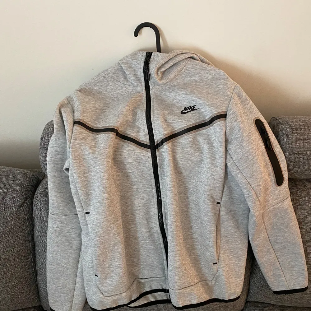 Säljer nike tech fleece i grå färg, det står att den är L men passar mer som S/M, skick 9/10 inte mycket användt och har inga hål eller fläckor . Hoodies.