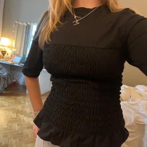 Hm T-shirt - Jättefin svart T-shirt/topp från hm!! Är i bra skick och endast avdvänd fåtal gånger❣️ Pris går att diskutera vid snabb affär🌟🌟 är i storlek s men passar även xs och m💗