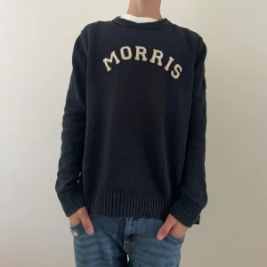 Mörkblå Stickad Morris Sweatshirt - Säljer min Morris sweatshirt pga den är lite stor på mig. Jag är 172. Storlek M, Stickad, Skick 9/10, Mörkblå, Nästan helt oanvänd