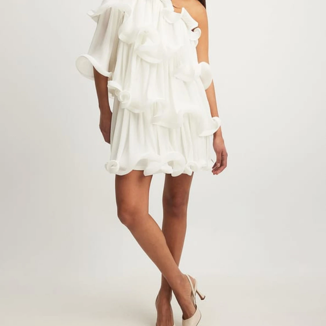 Vit klänning med volanger