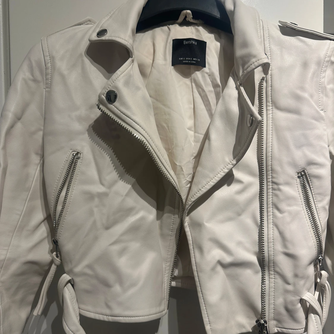 Vit skinnjacka från KappAhl - 90