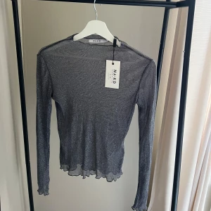 Glittrig meshtopp  - En grå glittrig meshtopp från NAKD. Aldrig använd 