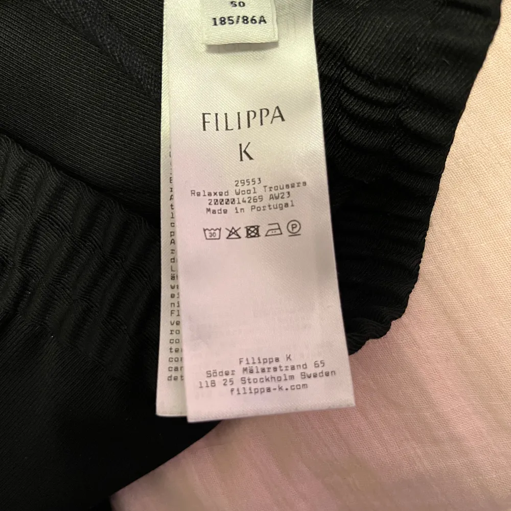 Filippa K relaxed wool trouser i storlek 50 säljes. Jag använde de bara en gång men kände att de var lite för stora och baggy för mig. Material: Ull/polyester. Hör av er för frågor/ bilder/prisförslag. Nypris på butiken när jag köpte dem var 2200:-. Jeans & Byxor.