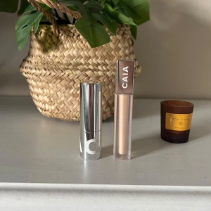 Caia smink - Bb-stick och concealer från caia. Concealern är nästan helt ny och 2/3 av bb-sticket är kvar! Använd gärna köp nu!