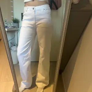 Säljer dessa vita mide waist Jeans från bik bok i storlek 27/32💓Helt nya med lapp på, nypris 699kr