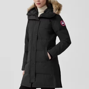 Canada goose äkta jacka!! - Jättebra skick och fin, äkta canada goose! Säljer för rimligt pris!! S i storlek men har i vanliga fall M och den sitter väldigt bra! Köpt för 12989 kr, säljer eftersom jag köpt en ny( pris kan diskuteras)
