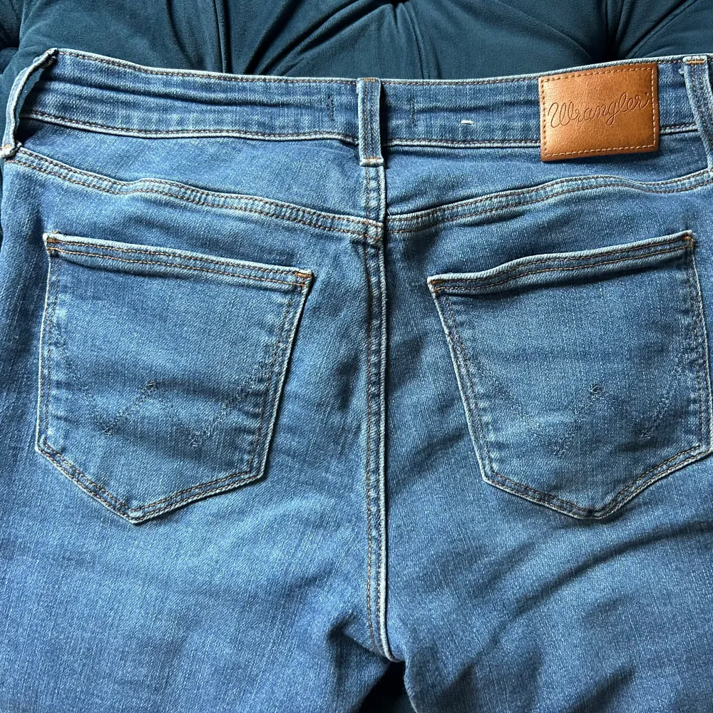 Supersnygga jeans från Wrangler som tyvärr inte kommer till användning :(. Jeans & Byxor.