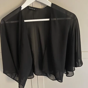 Kofta - Jättefin tunn kort kofta från MQ💕 jättefin på fest men också vardags! Storlek M men passar både S och L skulle jag säga🫶