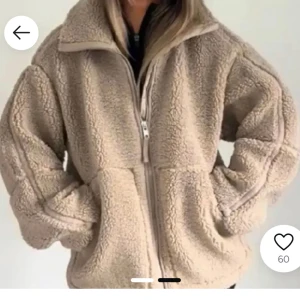 Teddyjacka  - eftertraktad teddyjacka ifrån HM i strl S som även är slutsåld i butik, Jättebra skick utöver lite smink i kragen men ingen man tänker på, lägger ut då ja vill se va ja kan få för den så buda på (850 upp) Första 2 bilderna är lånade resten är mina