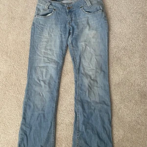 Lågmidjade utsvängda jeans - Jeansen är i ett jättebra skick, lite för korta på mig som är 170cm. Däremot sitter dom bra runt midjan och jag har ungefär strl 36/38. Om man vill ha fler bilder är det bara att fråga!! Priset kan diskuteras