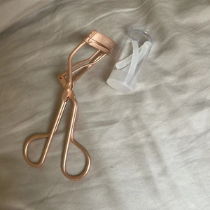 Tweezerman fransböjare - Hej! Säljer en helt oanvänd tweezerman fransbörjare med 3 st kuddar inkluderat pga fick två st i födelsedagspresent. Nypris 229kr 