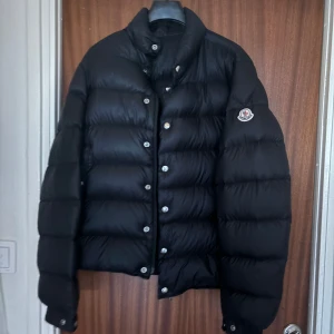 Moncler Pirac - Size 2 S/M. Toppskick , precis kemtvättad så den kommer som helt ny. Nypris 10k. 