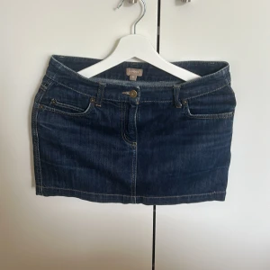 Jeanskjol  - Storlek 36 modell på bakfickorna vanligt där fram. 