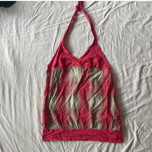 Vintage topp  - Bra skick, defekt i sista bilden💗 storlek står som s men skulle snarare säga att den är en m, har inga andra bilder!🫶
