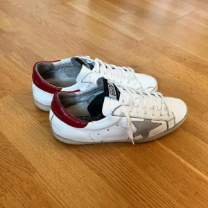 Goolden goose skor  - Goolden goose skor | Mycket Bra skick | Nypris 6000kr | Storlek 40 passar 41 | Ingår: dustbag, skorna |  Fraktar via PostNord eller Instabox på köparens bekostnad | Hör av dig vid minsta fråga eller fundering📩