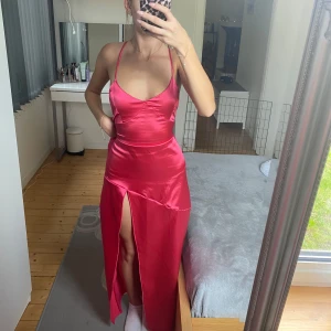 Klänning  - Säljer denna fina röd/rosa satin klänningen 💞 Aldrig använt då den är i god skick! 