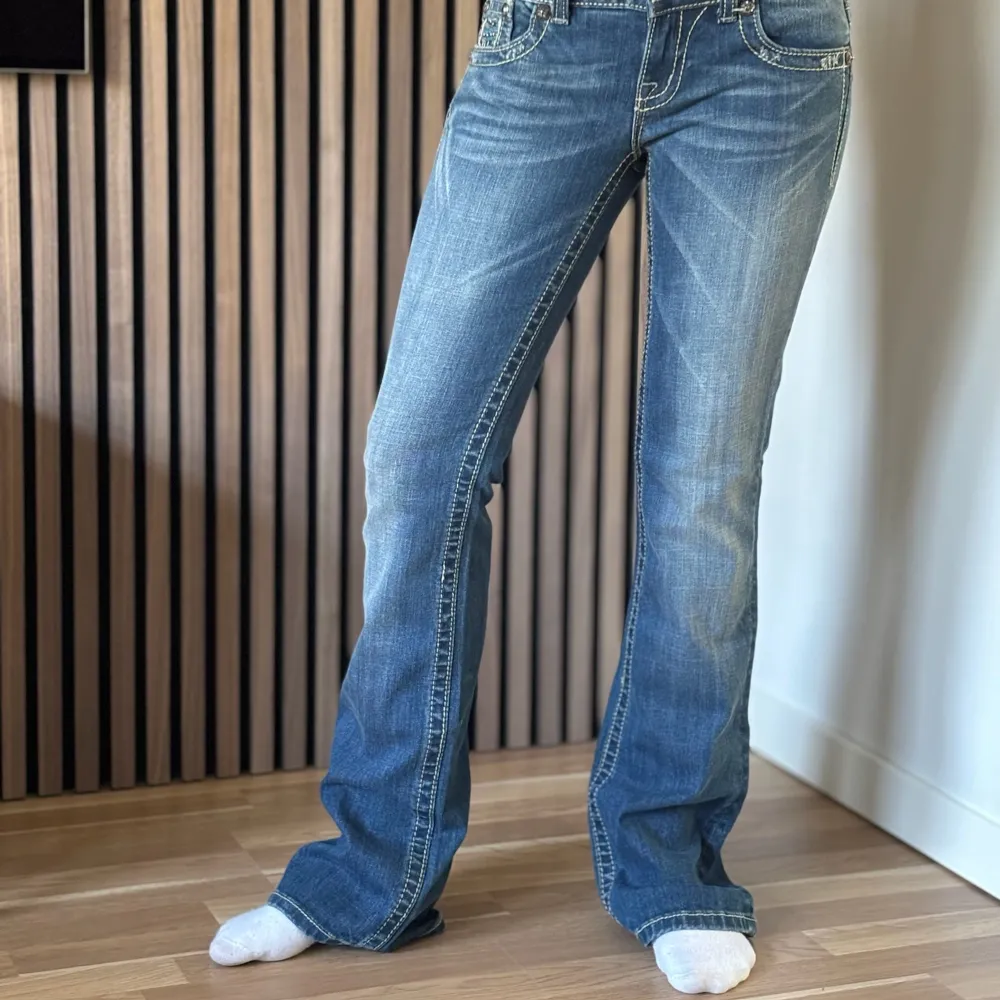 Lågmidjade bootcut jeans från Miss Me. Snygga jeans. Perfekt skick, se bild. Mått: Innerbenslängd: 84cm   Midjemått rakt över: 35cm Midjemått: 76cm Modellen är 166cm lång. Fler bilder finns. Skriv gärna ifall du har några frågor! 💗obs liten vit fläck. Jeans & Byxor.