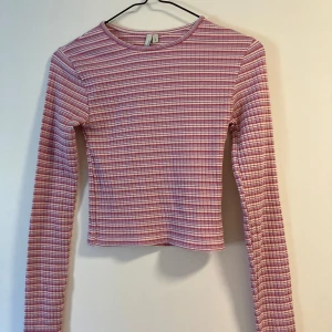 Tröja randig  - En fin randig tröja från Nelly, använd en gång!