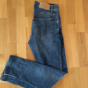 Tiger Of Sweden Evolve - Halloj, säljer nu dessa Tiger of Sweden jeans!  Info:   Märke: Tiger of Sweden Modell: Evolve Cond:  9/10 Färg: Blå Storlek: 30/30 Tveka inte på att ställa frågor!   // SS 😁