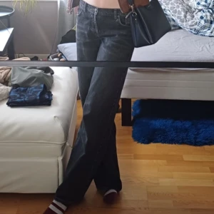 Svarta lowwaist jeans😍 - Säljer jättesnygga svarta lågmidjade jeans! Köpta från topshop. W26 L34, säljer då de är för små❤️