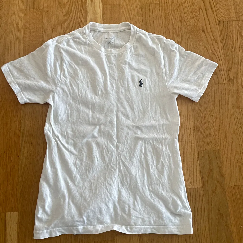 Hej jag säljer nu min ralph Lauren T-shirt för den har blivit för liten den passar om du är 160-175. Den är hyfsat smal i modellen. Loggan är blå. T-shirts.