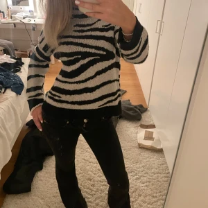 Zebramönstrad tröja - Cool stickad zebramönstrad tröja. Köpte på vinted eller plick förr ett tag sen men knappt använt. Bekväm och snygg.