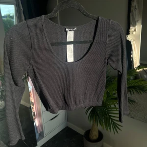 Croppad topp - Croppad topp från Zara. Väldigt skönt material.