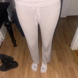 H&M beige mjukisbyxor  - Bra skick, mjuka