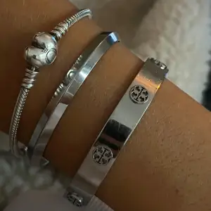 Säljer mitt superfina tory burch armband i silver! Köpt för cirka 2500, pris går att diskutera vid snabb affär 🫶🏼