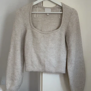 Stickad tröja  - Säljer denna stickade tröjan från H&M då den inte kommer till användning. Perfekt nu inför höst/viner. Den är som ny och har inga defekter. 