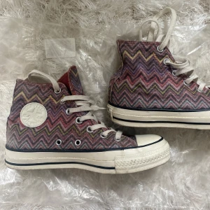 Missoni x converse - Sjukt snygga converse i glittrigt missoni mönster. Knapp använda i superbra skick. Storlek 36🌈