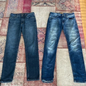 Jeans - Jack & Jones jeans som är fräscha och oskadda. Mörkare paret (vänster) är storlek 29-34 medans den andra är 30-34. Jag säljer båda paren för 400kr