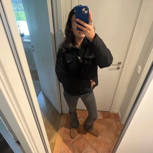 Svart kappa - As snygg kappa till hösten som tyvärr inte kommer till användning längre, de står L på lappen men skulle säga att den passar en xs/s