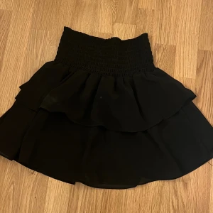Volangkjol - Jätte fin volangkjol från Chelsea knappt använd och är i ny skick.