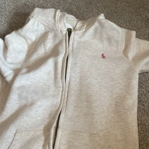 Huddi - Säljer min fina polo Ralph Lauren tröja på grunda av kommer inte till användning stolek 12-14 så i stolek 