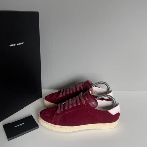 Saint Laurent skor - Säljer ett par snygga saint Laurent skor i storlek 39, cond 8/10 lite nötta baktill men mockan i bra skick! Kommer med OG box och booklet