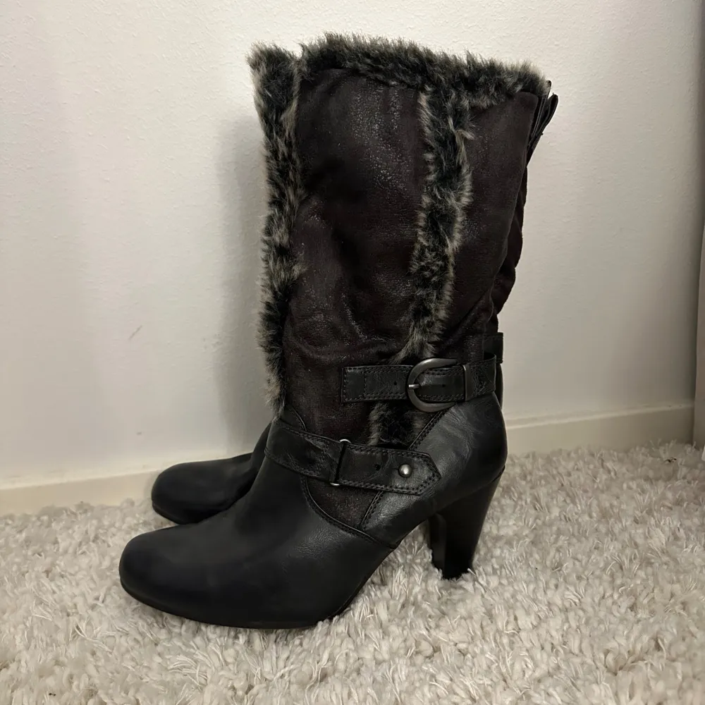 jätte snygga vinter boots med klack, finns en liten defekt (kolla sista bilden). Skor.