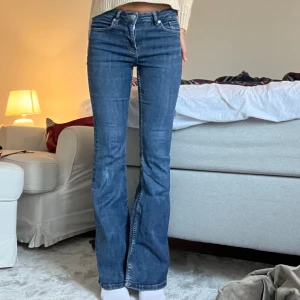 Snygga bootcut jeans - Assnygga mörka bootcut jeans från mango som tyvärr har blivit för små för mig 💕💕felfria förutom en liten avfärgningsfläck